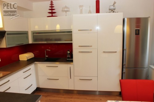 Ukázka možnosti kombinace vysokých skříní na spotřebiče a volně stojící lednice.