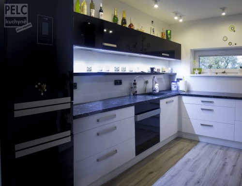 Moderní kuchyně s designovými spotřebiči.