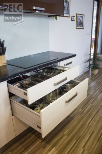 Ukládání hrnců, příborů a náčiní na vaření pod varnou deskou.