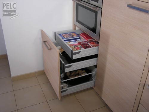Zásuvky pod troubou.