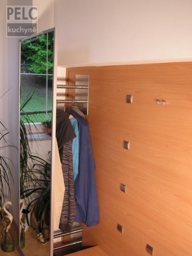 Detail řešení skrytého prostoru za zrcadlem.