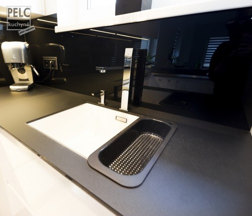 Detail spodní montáže dřezu ve skleněné pracovní desce