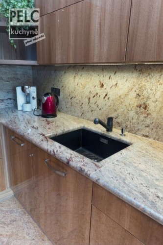 granitový dřez se spodní montáží, granitová baterie a nerezové táhlo ovládání výpusti