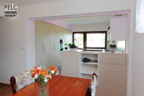 Dekorační RGB osvětlení se nad barem a nad vysokými skříněmi. Díky široké škále možností nastavení barev můžete pokaždé vytvořit originální atmosféru.