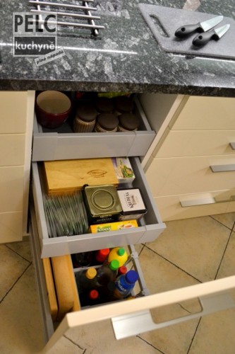 Skříňka k varné desce na octy, oleje, koření ...