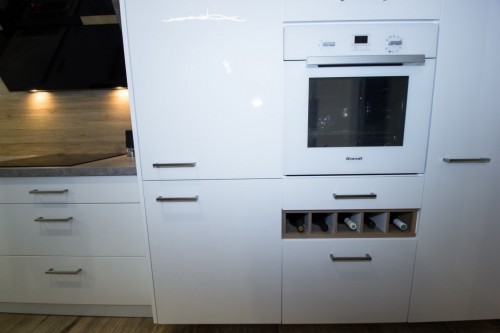 Designová vinotéka, která i účelně člení větší plochu. 