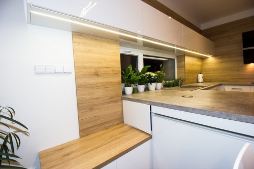 Detail dvířek pro přístup ke kohoutům a ohřívači. 