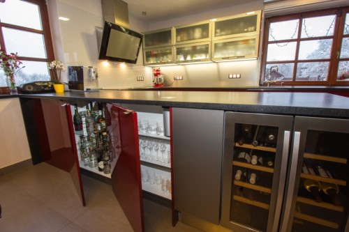 Mělká skříňka na alkohol a skleničky. 