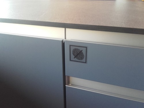 Protiotisková úprava dvířek. Detail i zafrézované nerezové úchytky.
