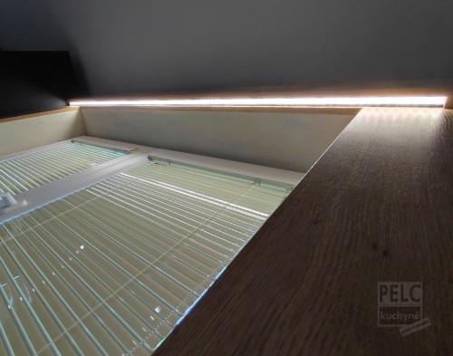 Spodní pohled na LED osvětlení nad oknem, zakázková výroba.