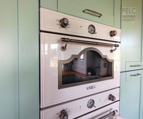 Detail na spotřebič od značky SMEG, mikrovlnka.