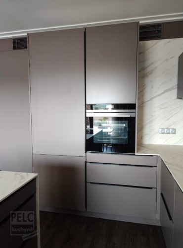 Pohled na 400 litrovou vestavnou chladničku s mrazákem.