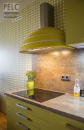 Atypický designový odsavač, krásně ladí k barvě dvířkoviny i tapet.