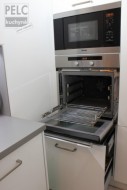 Umístění trouby s teleskopickým výsuvem  a mikrovlnky ve vysoké skříni na spotřebiče.