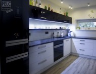 Moderní kuchyně s designovými spotřebiči.