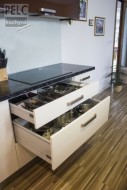 Ukládání hrnců, příborů a náčiní na vaření pod varnou deskou.