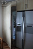 Průchod skrz skříň do koupelny a v průchodu ještě úložný prostor.