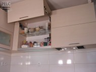 Skleněná police umožní prosvětlit celou skříňku světelným dnem. 