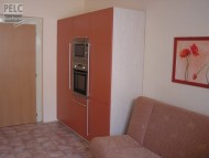 Vysoká sestava se spotřebiči a potravinkou. 