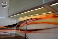 Detail použití světelného dna pro osvícení nejen pracovní plochy, ale i vnitřního prostoru horních skříněk.
