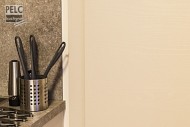 detail struktury dřeva dvířek potravinové skříně