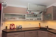 výklopné horní skříně s hliníkovými rámečky a mléčným sklem