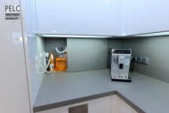 Drobné přístroje jsou vždy připraveny po ruce, stačí jen posunout keramickou obkládací desku. Zároveň jdou krásně rychle schovat a je uklizeno :-)