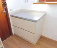 Další úložná a pracovní plocha u dveří ke spíži.