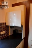 Hloubka skříňky je standardní, přestože na první pohled působí mělčí. Ideální prostor pro ukládání drobných spotřebičů.