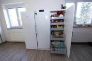 Potravinová skříň vybavená vnitřními zásuvkami.