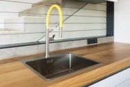 Baterie se siliconovým povrchem. Silicon si můžete koupit ve 12 barvách. Můžete si ho vyměnit dle nálady, nebo přizpůsobit k dekoraci. 