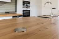 Elektřina v pracovní desce je řešena elektrickými zásuvkami Twist. 