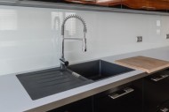 Mycí centrum, kde dřez je se spodní montáží a vedle něj je naše originální krájecí prkénko. 