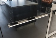 zde je upravená úchytka, aby designově bale ve středu dveří, přesto se brala v kraji dveří.