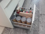 Členění super hluboké zásuvky pro octy, oleje, vysoké dózy a prkénka.