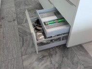 Za vysokou zásuvkou je ještě jedna zásuvka. V kuchyni je zase více místa. 