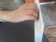 Úchytkové tvarování dvířek je dostatečně hluboké pro prsty.