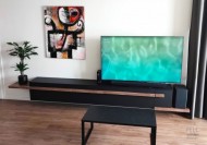 Pohled na zakázkový TV nábytek s konferenčním stolkem inspirovaný designem kuchyně.