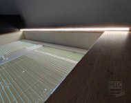 Spodní pohled na LED osvětlení nad oknem, zakázková výroba.