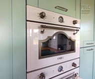 Detail na spotřebič od značky SMEG, mikrovlnka.