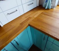 Detail rohového spoje pracovní desky, masivní dub s olejovoskovou polyturou.