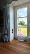Elektrické zásuvky ve špaletu okna.